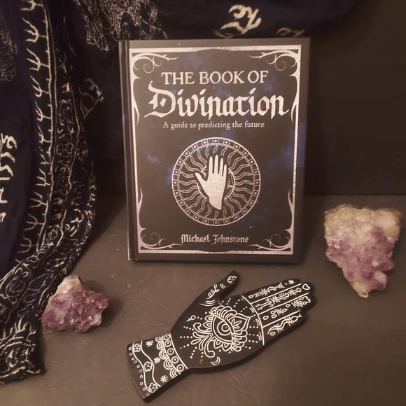 The Book of Divination A Guide to Predicting the Future Michael Johnstone NEW - Picture 1 of 7